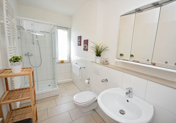 Badezimmer mit Dusche, Waschtisch und WC