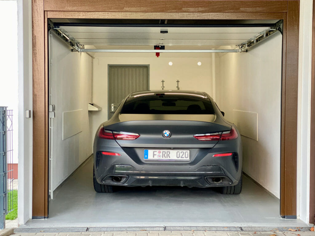 Luxusauto in Garage vom Ferienhaus