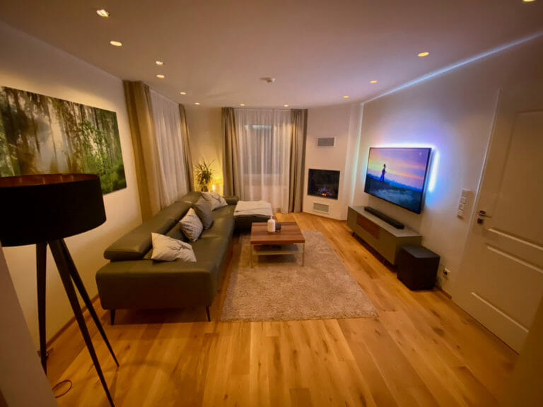 Exklusiv beleuchtetes Wohnzimmer Mit SmartTV und Couch