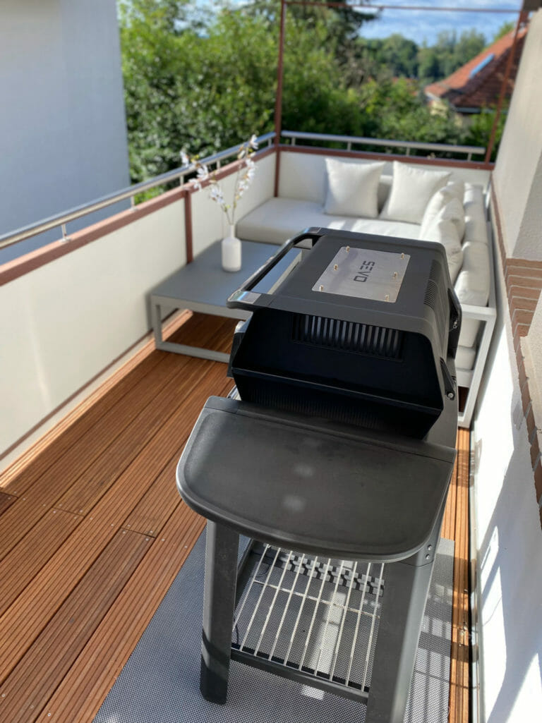 Lounge- Balkon mit Elektrogrill und Lounge