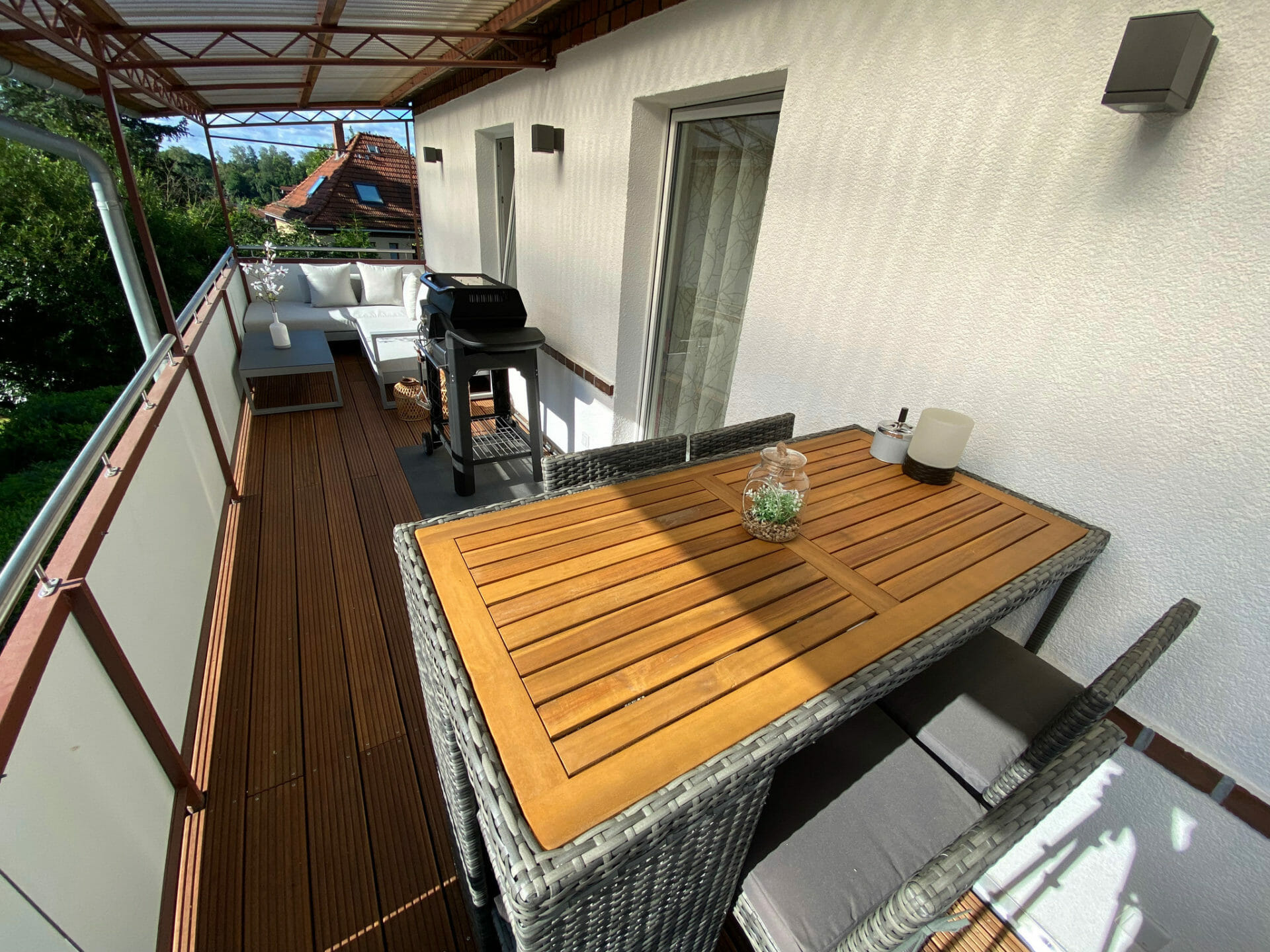 Lounge- Balkon mit Elektrogrill, Loungesofa und Bar