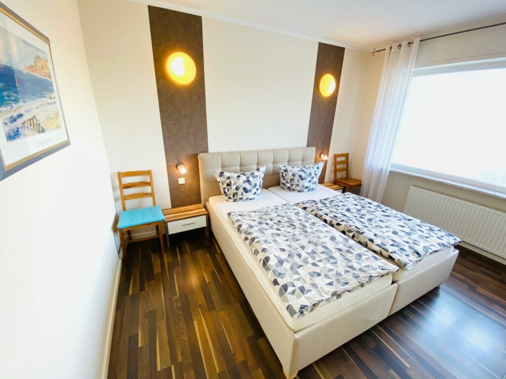 Schlafzimmer mit Doppelbett in Komforthöhe