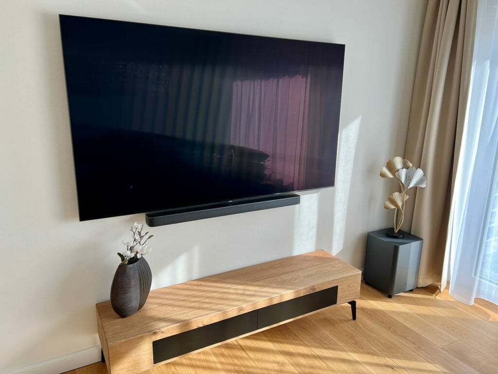 75 Zoll LED Smart TV mit Soundbar an der Wand