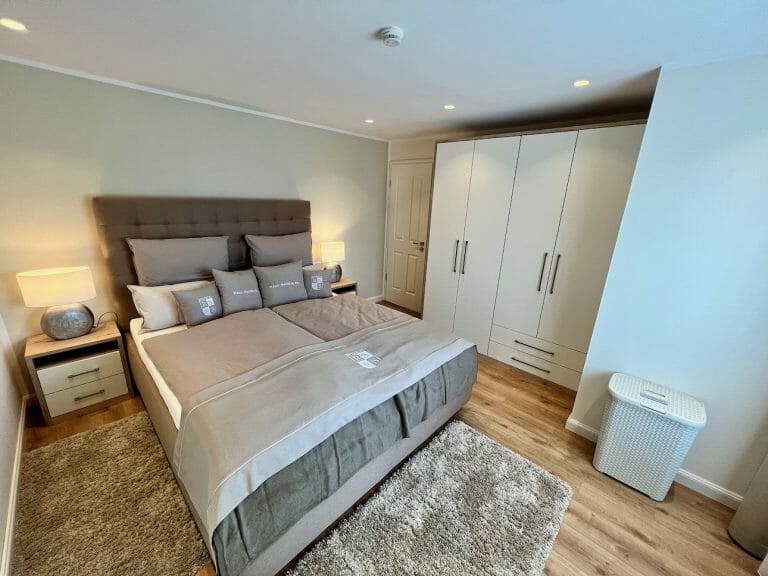 Schlafzimmer mit XXL Doppelbett in Überlänge, Komforthöhe und großem Kleiderschrank
