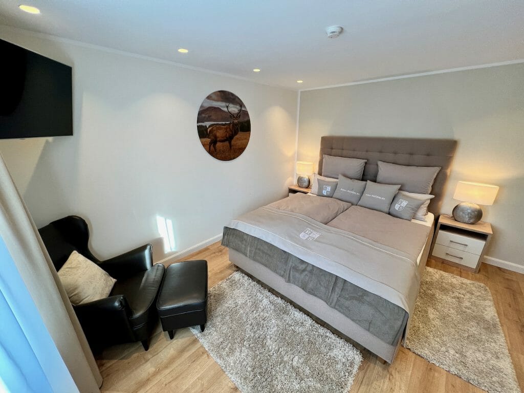 Schlafzimmer mit XXL Doppelbett in Überlänge und Komforthöhe