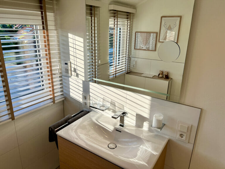 Modernes Badezimmer, Waschtisch und LED Spiegel