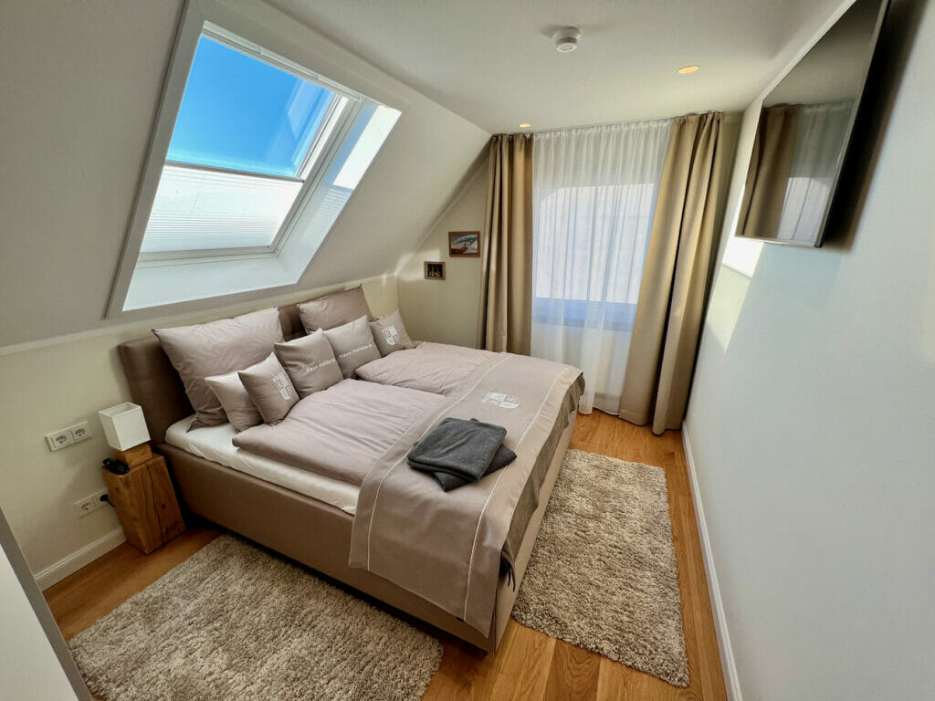 Ferienwohnung Holiday 2 Walkenried Schlafzimmer mit Komfortbett und Smart-TV
