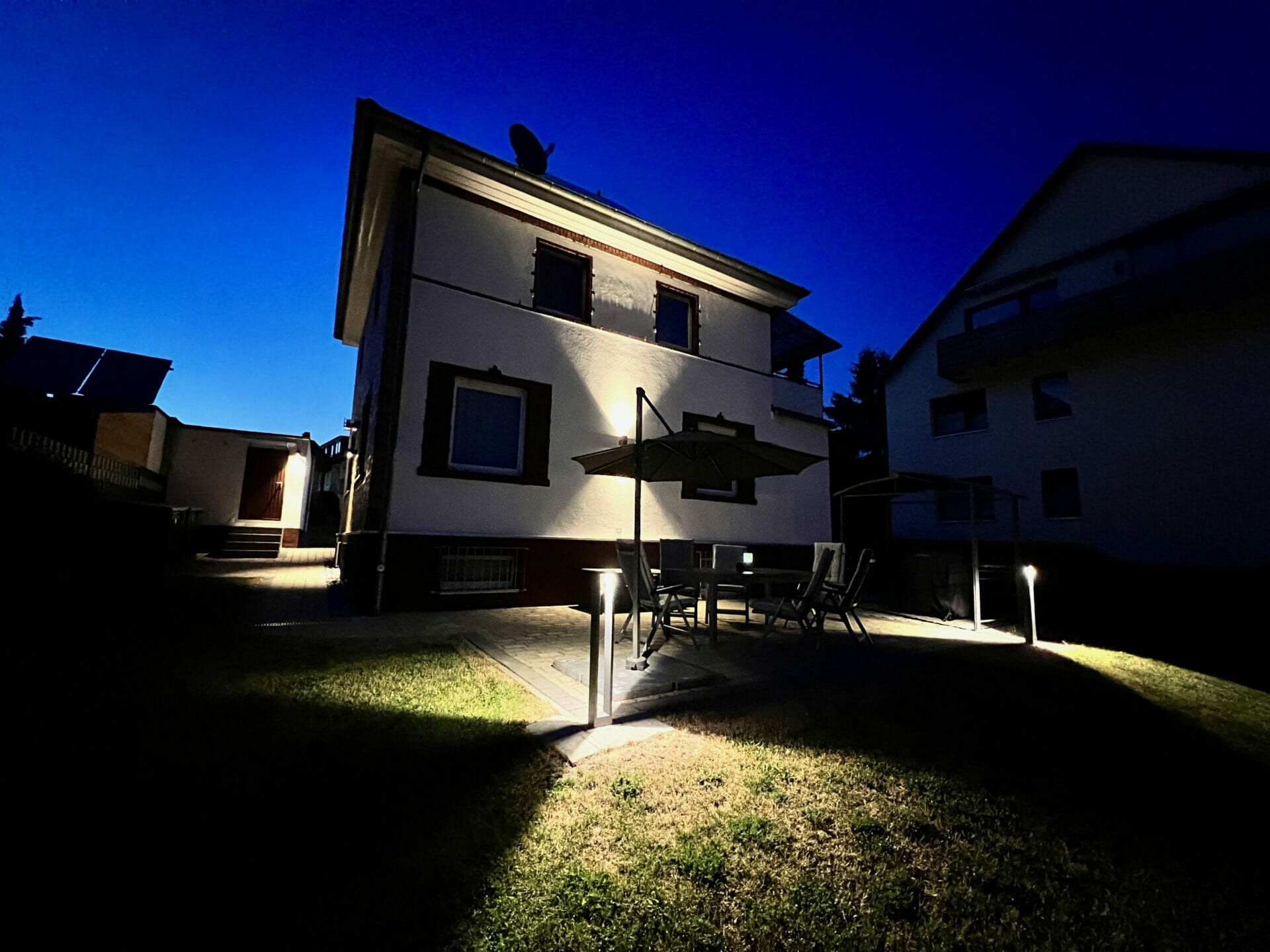 Haus-Holiday.de Bad Sachsa Sonnenterrasse und Haus Nachtansicht