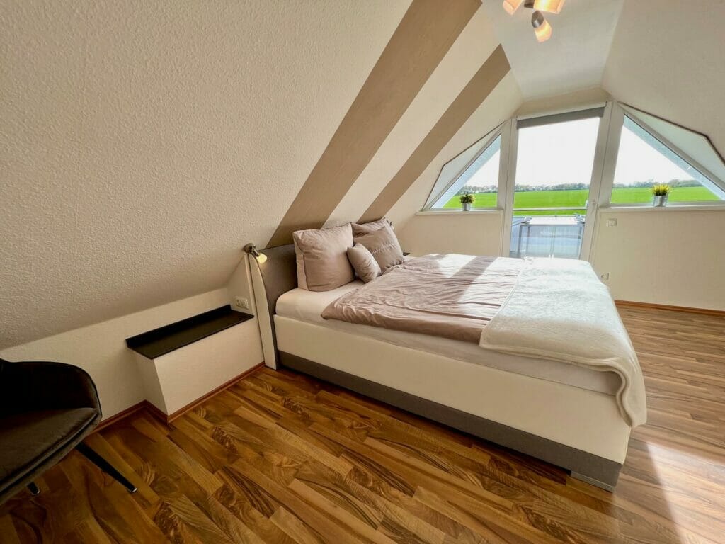Wohnung Holiday 3 - Schlafzimmer mit Doppelbett und Zugang zum Balkon