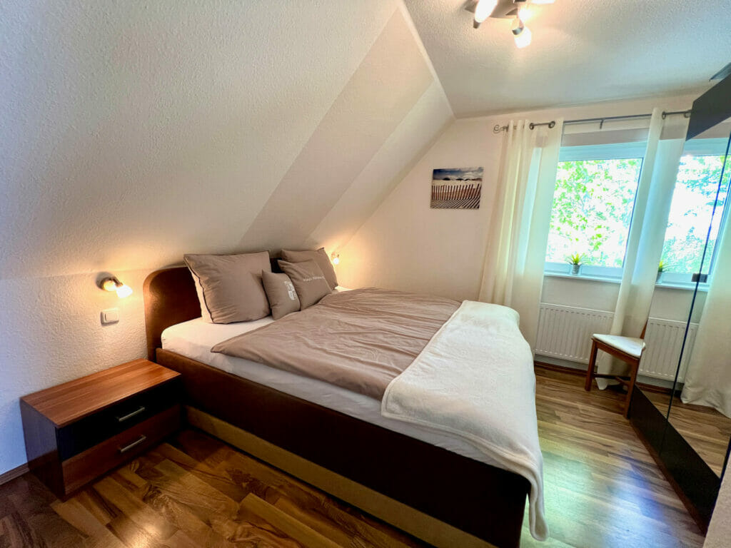 Wohnung Holiday 2 - Schlafzimmer mit Doppelbett