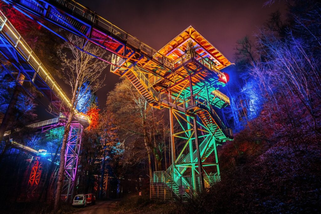 Weihnachtlich dekorierter Baumwipfelpfad bei Nacht