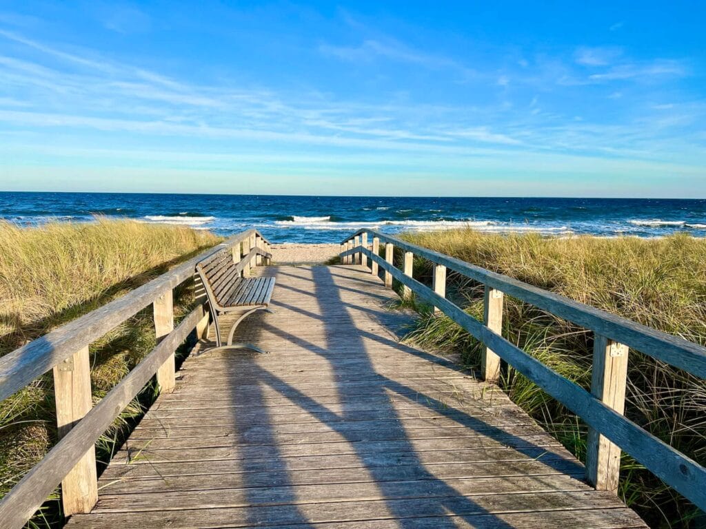 Strandzugang über Holzsteg zum Ostseestrand in Dahme